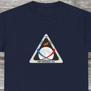 Camiseta divertida con el logo de la misión espacial Artemoos / Parodia de Artemis, unisex, de algodón grueso.