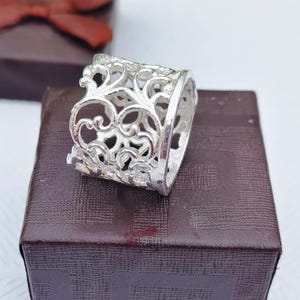 Filigran Statement-ring: Bredbandsrunda i sterlingsilver - Boho Chic