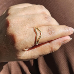 Delicato anello a zig zag in oro: argento sterling placcato oro 18 carati a forma di V