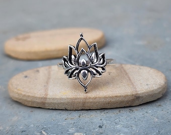 Anillo de flor de loto de plata de ley: joyería ajustable de estilo boho para yoga.