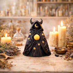 Könnte beinhalten: Eine weiße Keramik-Tasse mit schwarzem Henkel und dem Text "But First, Coffee" in schwarzer, handschriftlicher Schrift. Die Tasse steht auf einer weißen Oberfläche.