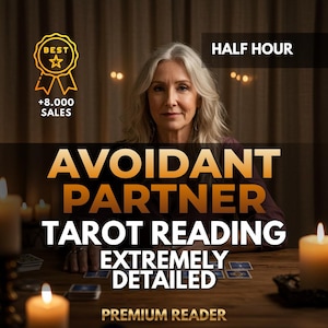 Może przedstawiać: Obraz promujący usługę czytania z kart tarota. Tekst brzmi "Avoidant Partner Tarot Reading Extremely Detailed Premium Reader". Kobieta z siwymi włosami jest w centrum. Obraz zawiera odznakę "Best" i zapalone świece.