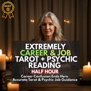 Może przedstawiać: Zdjęcie kobiety z długimi, siwymi włosami trzymającej znak z napisem "EXTREMELY CAREER & JOB TAROT + PSYCHIC READING HALF HOUR". Na znaku widnieją również słowa "Career Confusion Ends Here" i "Accurate Tarot & Psychic Job Guidance". Widoczne są również zapalone świece i nagroda "BEST".
