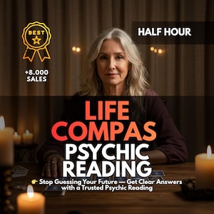 Może przedstawiać: Obraz promujący usługę wróżenia. Tekst brzmi "LIFE COMPAS PSYCHIC READING" z hasłem "Przestań zgadywać swoją przyszłość - Uzyskaj jasne odpowiedzi". Kobieta z siwymi włosami siedzi przy stole ze świecami i kartami tarota.