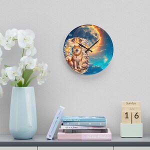 Könnte beinhalten: Runde Wanduhr mit einem Shiba Inu Hund vor einem Vollmondhintergrund. Das Zifferblatt hat ein lebendiges Design mit einem Hund, Blumen und einem himmlischen Hintergrund. Die Uhrzeiger sind schwarz.