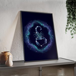 Könnte beinhalten: Gerahmter Kunstdruck mit dem Sternzeichen Skorpion. Das Kunstwerk zeigt die Skorpion-Konstellation in weißen Linien vor einem dunkelblauen Hintergrund mit einem nebelartigen Design in Blau- und Lilatönen.