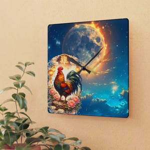Könnte beinhalten: Quadratische Wanduhr mit einer farbenfrohen Hahn-Illustration vor dem Hintergrund eines Vollmonds und Sternenhimmels. Die Uhrzeiger sind schwarz. Der Hahn ist von rosa Rosen umgeben, und das chinesische Schriftzeichen für Hahn befindet sich oben.
