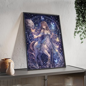 Könnte beinhalten: Ein rechteckiger Wandkunstdruck, der einen Zentauren mit langem braunem Haar in einem fließenden weiß-blauen Kleid zeigt. Die Figur hält einen Stab und ist von leuchtenden Schmetterlingen, einem Mond und komplexen Sternenkarten umgeben.
