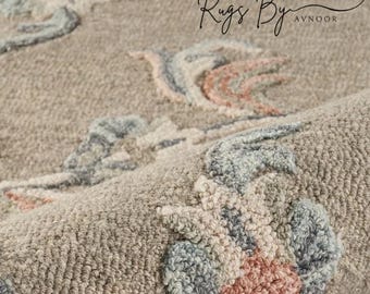 Alfombra de lana tejida a mano con estampado floral: Enredadera botánica vintage, color beige topo.