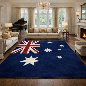 Puede incluir: Una alfombra rectangular grande con el diseño de la bandera australiana. La alfombra presenta un fondo azul marino con la Union Jack en la esquina superior izquierda y estrellas blancas. La alfombra está en un salón con un piano y una chimenea.