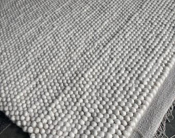 Tapete artesanal de lã com trama de seixos, tapete de lã creme, tapete minimalista escandinavo, tapete texturizado neutro, decoração moderna para sala de estar.