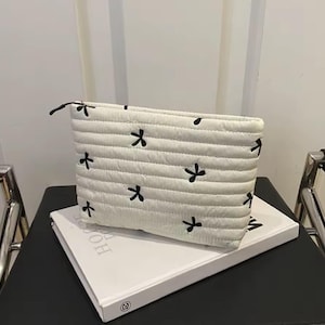 Trousse matelassée brodée élégant et minimaliste