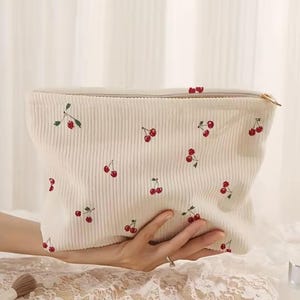 Trousse matelassée brodée élégant motif cerise