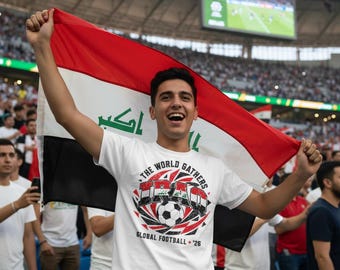 Maglietta unisex Softstyle con grafica per tifosi di calcio in occasione dei Mondiali di calcio in Iraq 2026