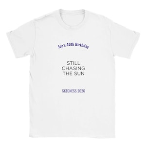 Puede incluir: Camiseta blanca con el texto azul "Joe's 40th Birthday", seguido de "Still Chasing The Sun" y "Skegness 2026". La camiseta tiene cuello redondo y mangas cortas.