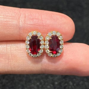 Pendientes de rubí, pendientes de rubí ovalados, pendientes de diamantes con halo, pendientes de oro amarillo, pendientes de piedra natal de julio, joyería nupcial