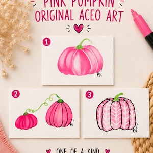Könnte beinhalten: Drei rechteckige ACEO-Kunstkarten mit Illustrationen von rosa Kürbissen. Karte 1 zeigt einen einzelnen rosa Kürbis. Karte 2 zeigt zwei rosa Kürbisse, die durch eine grüne Ranke verbunden sind. Karte 3 zeigt einen rosa Kürbis mit weißem Fischgrätenmuster.