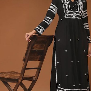 Kurta e pantaloni Chikankari in cotone modal per donna, Lucknow Chikankari in cotone di prima qualità fatto a mano con ricamo a mano, completo bianco/nero