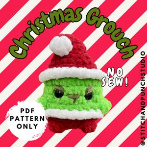 Op de afbeelding: Een gehaakte Christmas Grouch pop met een rode kerstmuts met witte rand en een groene body. De pop heeft zwarte ogen en een chagrijnige uitdrukking. De achtergrond is rood en wit diagonaal gestreept. De tekst luidt "Christmas Grouch", "No Sew!" en "PDF Pattern Only".