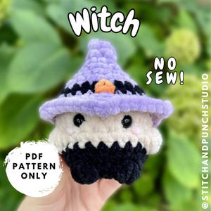 Op de afbeelding: Een gehaakte heks pop met een paarse hoed, zwarte en witte accenten en een oranje gesp. Het woord "Witch" staat boven de pop en "PDF PATTERN ONLY" staat eronder. De pop heeft zwarte ogen.