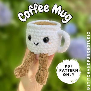 Op de afbeelding: Een witte gehaakte koffiemok met een lachend gezicht en bruine koffievulling. De mok heeft bruine poten en de tekst "Coffee Mug" in een speels lettertype. Een witte cirkel met de tekst "PDF PATTERN ONLY" is ook zichtbaar.