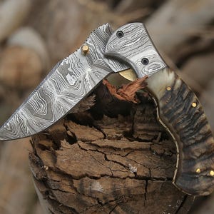 Handmade Damascus Steel Folding Knife: Leaf Design, Leather Sheath