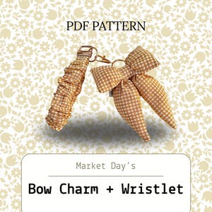 Pode incluir: Um padrão PDF para um berloque de laço e uma pulseira de pulso. O berloque de laço e a pulseira de pulso são feitos de um tecido xadrez marrom e branco. O texto "Market Day's" e "Bow Charm + Wristlet" é exibido na imagem.