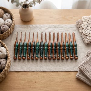 Set di uncinetti in palissandro, manico ergonomico in resina verde, uncinetti in legno fatti a mano, regalo perfetto per gli amanti dell'uncinetto.