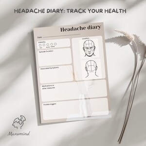 Op de afbeelding: Een beige hoofdpijndagboek met de titel "Headache diary" en de tekst "HEADACHE DIARY: TRACK YOUR HEALTH". Het dagboek bevat secties voor datum, intensiteit, duur van de episode, symptomen, medicatie en triggers. Een diagram van een hoofd is inbegrepen.