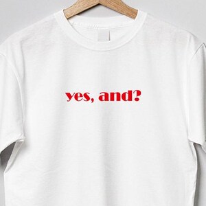 ユニセックスのYes Andプリントシャツ。