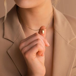 Delicado collar con inicial chapado en oro de 18 quilates, colgante con letra grabada personalizada en cadena de caja, regalo para ella, joyería para mujer.