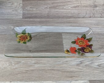 Linda bandeja / prato sanduíche de vidro vintage com decalque de flor e detalhes de borda dourada