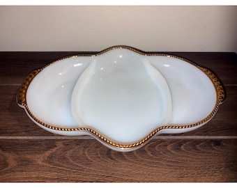 Piatto da portata diviso Fire-King in vetro opalino con bordo dorato, colore bianco, edizione anniversario, 28 cm.