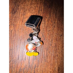 Joyería de acero inoxidable con dije italiano de Mickey Mouse tocando la guitarra de Disney imagen 3