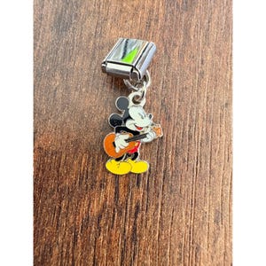 Joyería de acero inoxidable con dije italiano de Mickey Mouse tocando la guitarra de Disney imagen 1