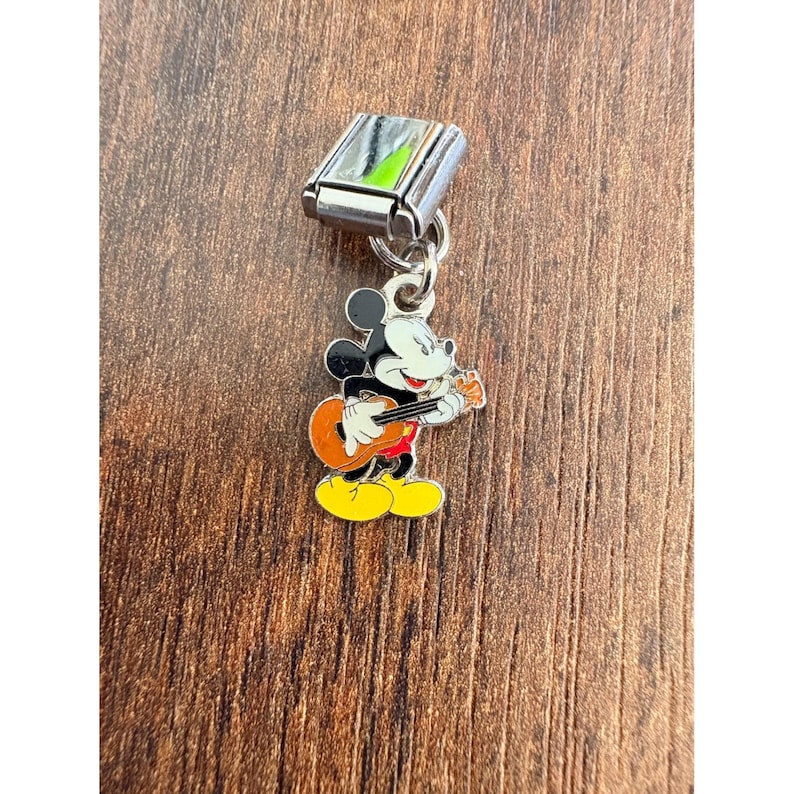 Joyería de acero inoxidable con dije italiano de Mickey Mouse tocando la guitarra de Disney imagen 1