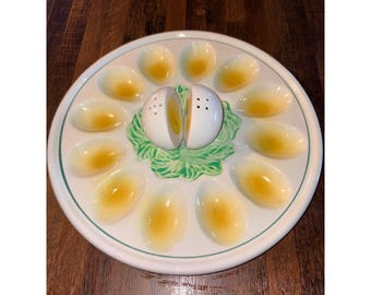 Plato de cerámica vintage para huevos rellenos con salero y pimentero en forma de huevo, color blanco.