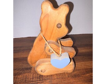Figura rústica de oso de peluche articulado de madera hecho a mano con dije de corazón azul de 7.5 pulgadas.