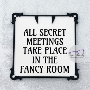 Todas las reuniones secretas tienen lugar en la Fancy Room, lo que hacemos en las sombras, letrero de madera, gótico, vampiro, divertido, cita