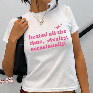 Uppvärmd hela tiden Baby Rivalry Ibland T-shirt, Rolig flicktröja med kort tyg, Rosa citat T-shirt, Y2K-grafik T-shirt, Mjuk flicktröja