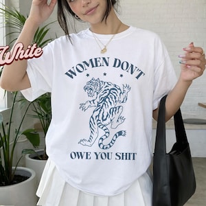 Può includere: Un cartello in legno rustico con la scritta "Welcome to our home" in lettere bianche. Il cartello presenta una finitura invecchiata e un design semplice e invitante, ideale per l'arredamento dell'ingresso.