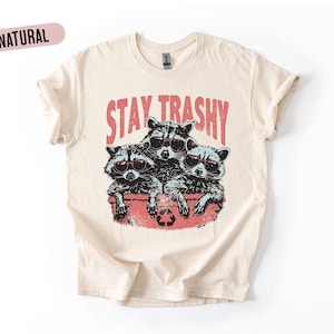 Stay Trashy Raccoon Graphic T-shirt, Retro Stay Trashy Shirt, grappige sarcastische tshirt, racoon Sqaud T-shirt, Unisex tshirt
