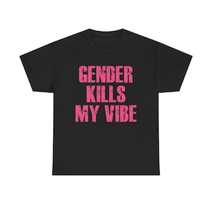 Op de afbeelding: Zwart T-shirt met de roze tekst "GENDER KILLS MY VIBE" in een verweerde lettertype. Het T-shirt heeft een ronde hals en is geschikt voor vrijetijdskleding. De tekst is gecentreerd op de borst.