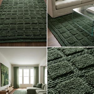 Peut inclure: Un tapis rectangulaire vert foncé avec un motif géométrique texturé. Le tapis présente une série de carrés en relief et une bordure tressée. Le tapis est présenté dans un salon, mettant en valeur son design et sa texture.