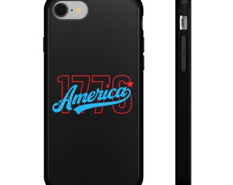 Può includere: Custodia per telefono nera con la scritta "1776 America" in rosso e blu. La custodia ha un design elegante ed è realizzata in un materiale resistente. La custodia del telefono è progettata per proteggere il telefono da graffi e danni.