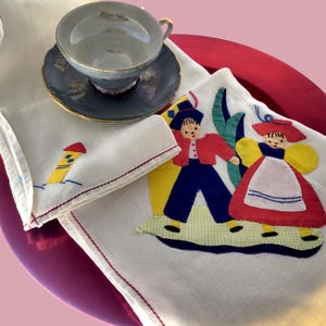 Juego de lino vintage de pareja con bordado holandés de los años 30: mantel de cartón y 4 servilletas, hecho a mano con motivos holandeses tradicionales, rojo, amarillo, azul y verde.