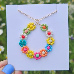 Collar de cuentas florales coloridos