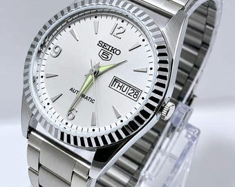 Reloj Seiko 5 automático 6309 redondo vintage de segunda mano: esfera plateada, acero inoxidable, 21 joyas, japonés.