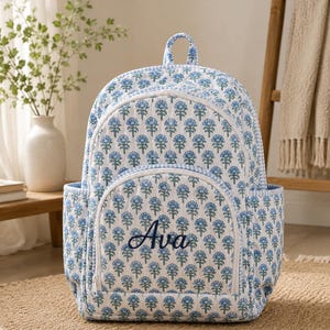 Mochila acolchada floral hecha a mano, bolso de algodón con estampado de bloques azules, mochila de viaje estética, bolso ligero para el día a día, mochila escolar estilo cottagecore