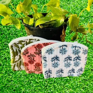 Quilted Floral Zipper Pouch: Handmade Cotton Coin Purse (5x4 in)